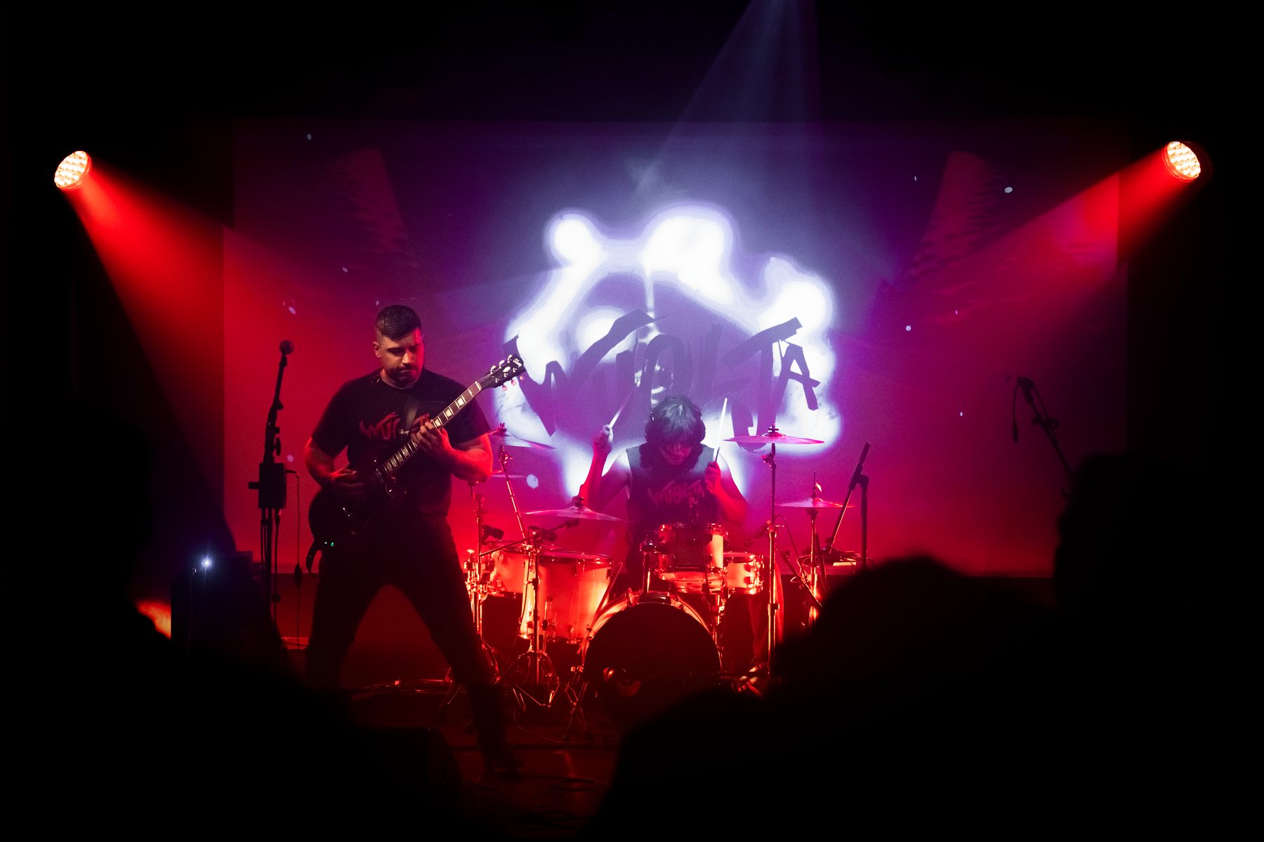 Wuolja en directo con luces rojas y humo sobre el escenario