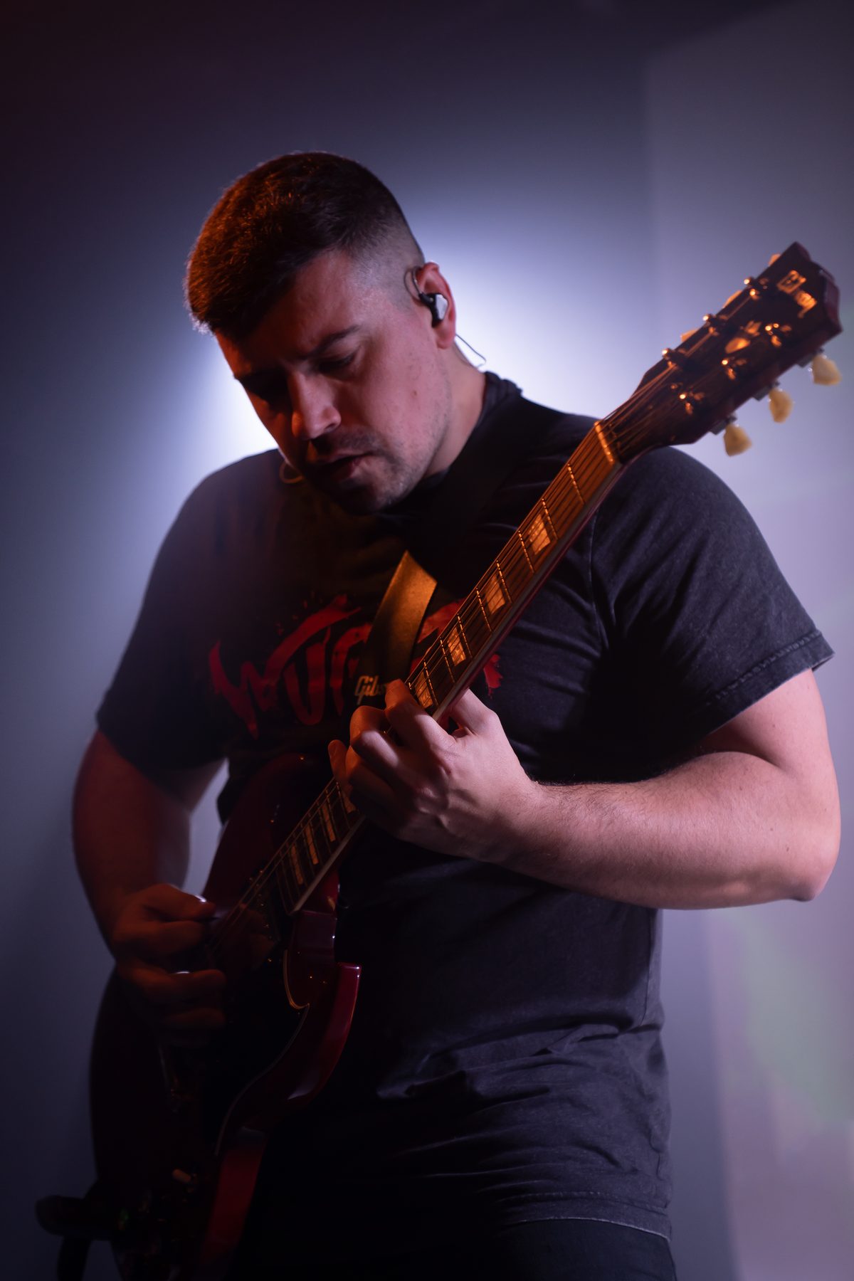 Borja Prat tocando la guitarra en directo